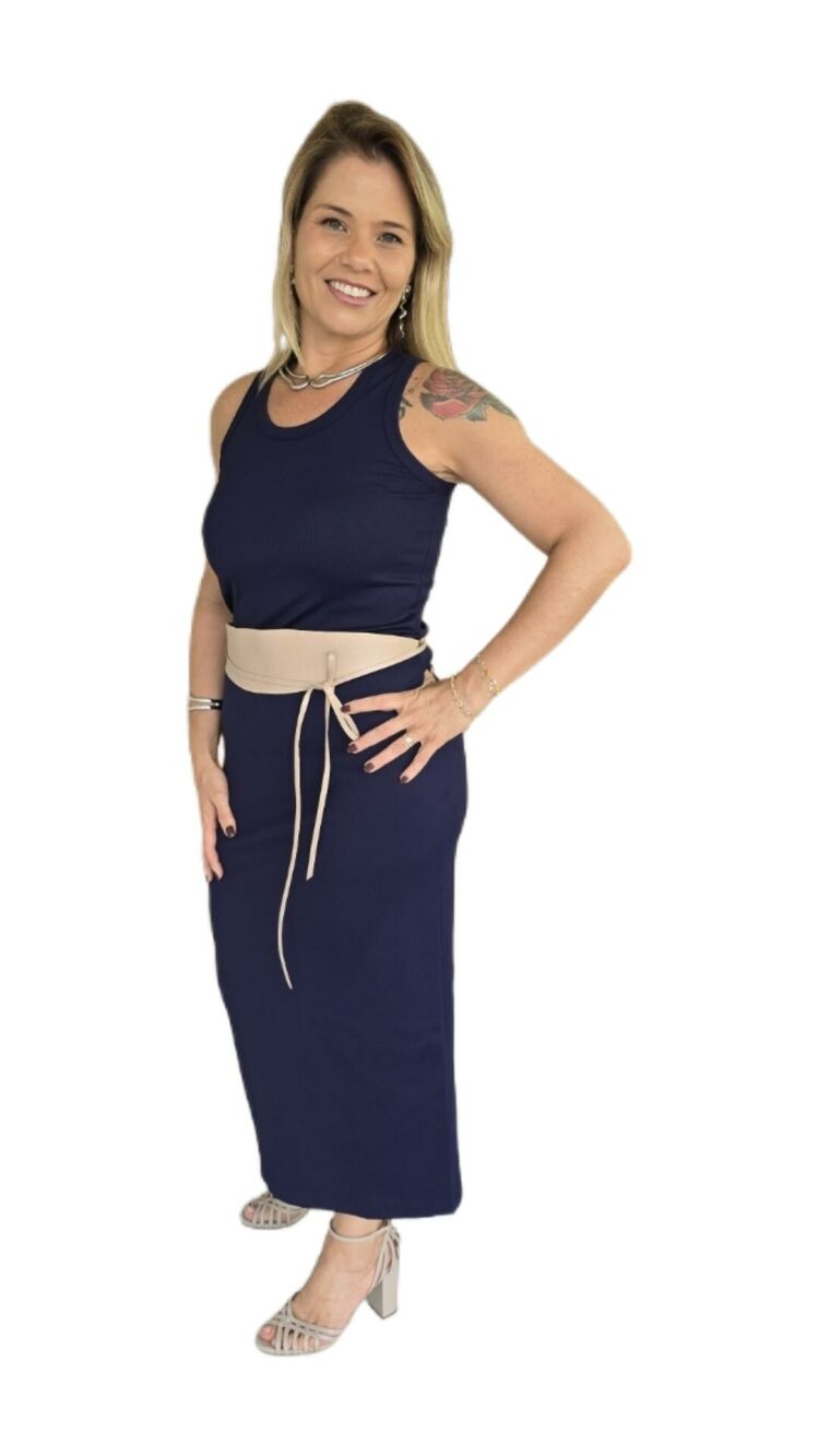Imagem do produto Vestido Azul Marinho de Malha Poliamida Canelada com Decote U e Fenda - Conforto e Estilo para Todas as Estações