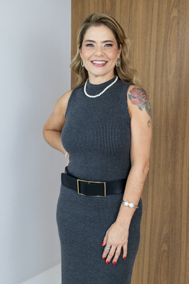 Imagem do produto Vestido Natalia Lines - Preto - Minimalismo Sofisticado com Toque Moderno