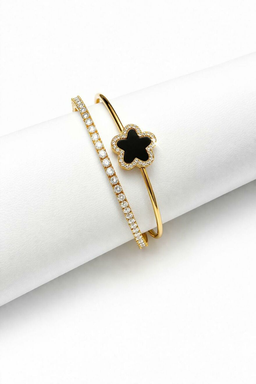 Imagem de Pulseira Trevo Preto Cravejada Dourada