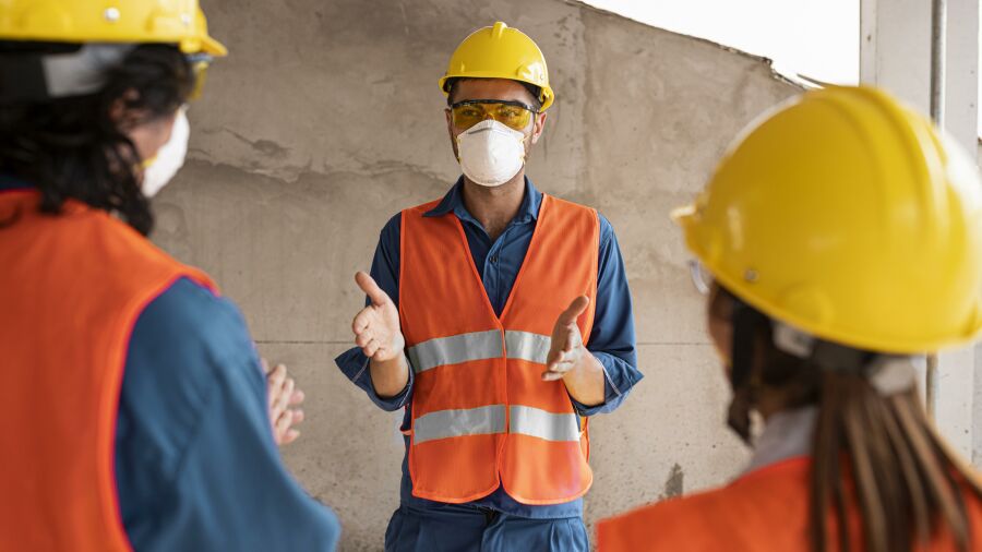 Imagem employees-with-safety-equipment
