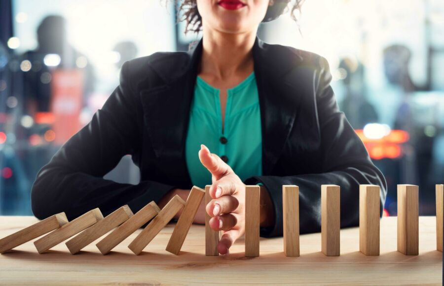 Imagem /////businesswoman-stops-chain-fall-like-domino-game-toy