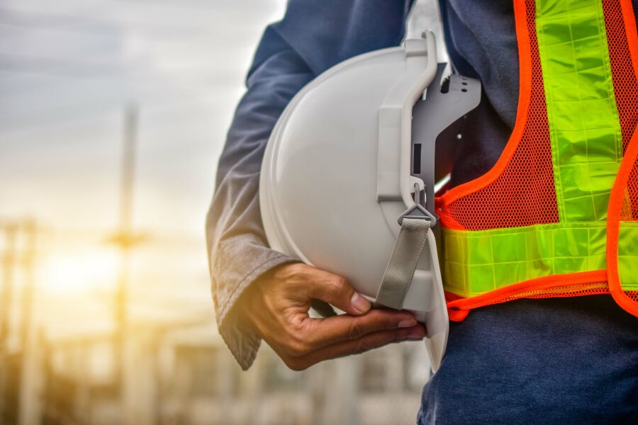Imagem engineer-holding-hard-hat-construction-worker-professional-safety-work-industry-building-person-manager-service%20(1)