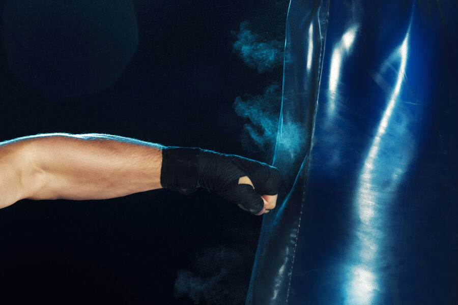 Imagem male-boxer-boxing-punching-bag-with-dramatic-edgy-lighting