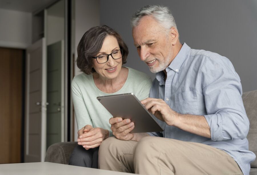 Imagem medium-shot-smiley-seniors-with-tablet