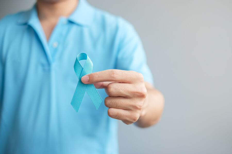 Imagem november-prostate-cancer-awareness-month-man-blue-shirt-with-hand-holding-blue-ribbon-supporting-people-living-illness-healthcare-international-men-father-world-cancer-day-concept