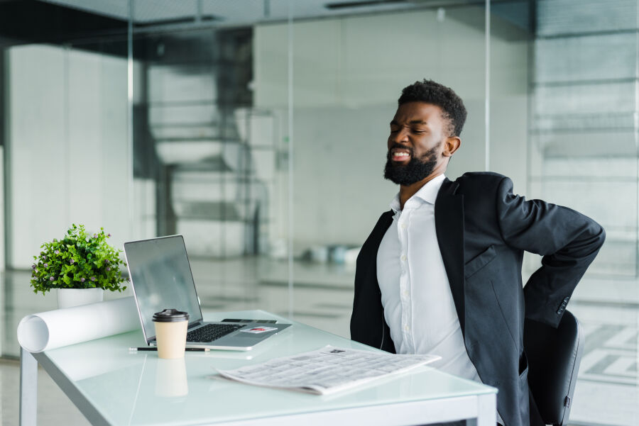 Imagem young-businessman-office-desk-suffering-from-back-pain-office
