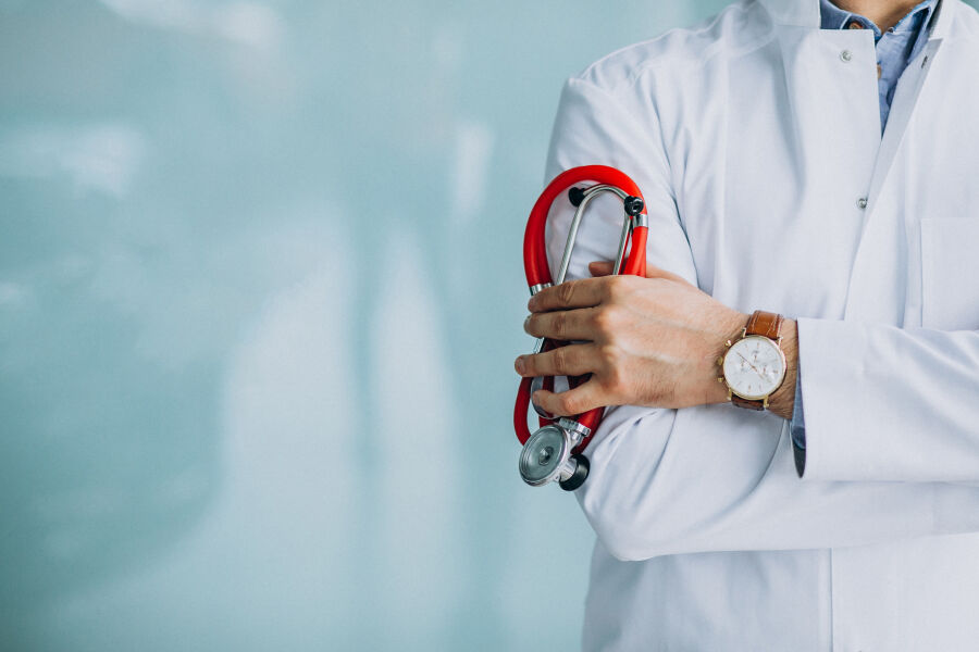 Imagem young-handsome-physician-medical-robe-with-stethoscope