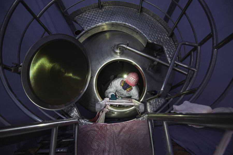 Imagem TREINAMENTOS///top-view-male-worker-climb-up-stairs-into-tank-stainless-chemical-area-confined-space