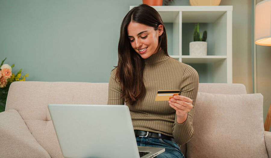 Imagem cliente-feminina-realizando-compras-on-line