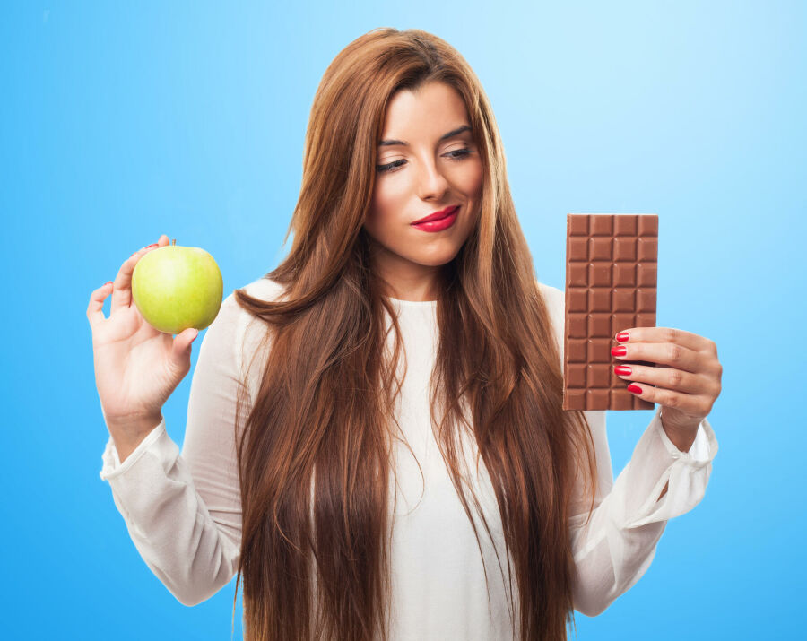 Imagem hesitando-mulher-escolher-entre-produtos