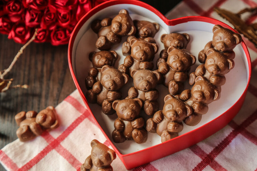 Imagem top-view-chocolate-bears-red-heart-shaped-box