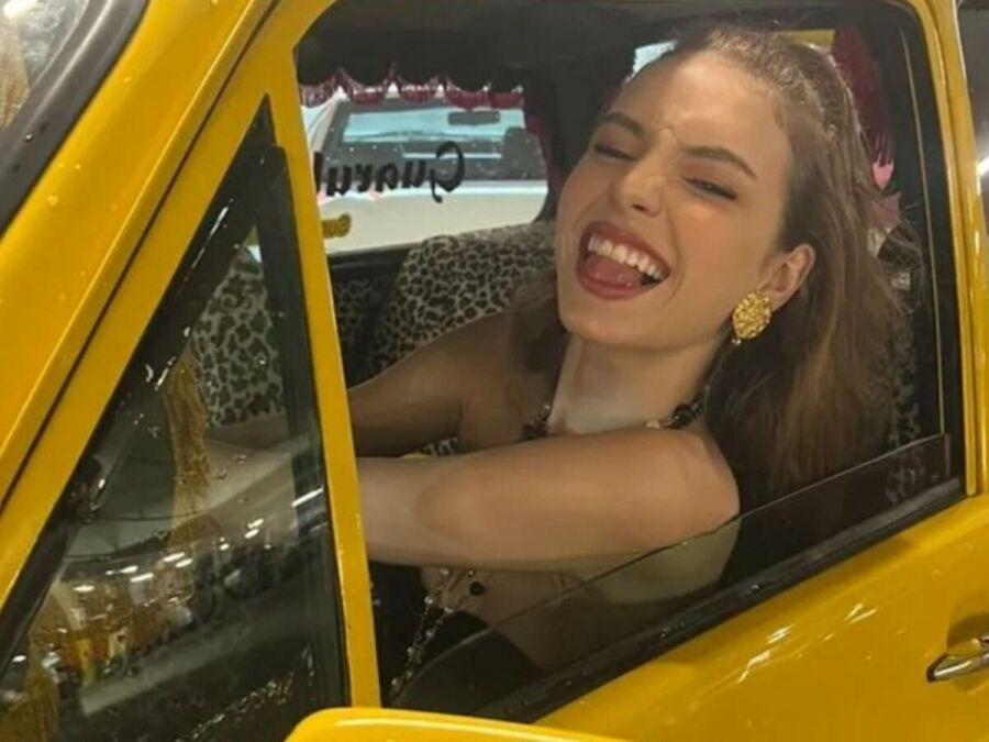 Imagem Fernanda_no_carro_de_mamonas