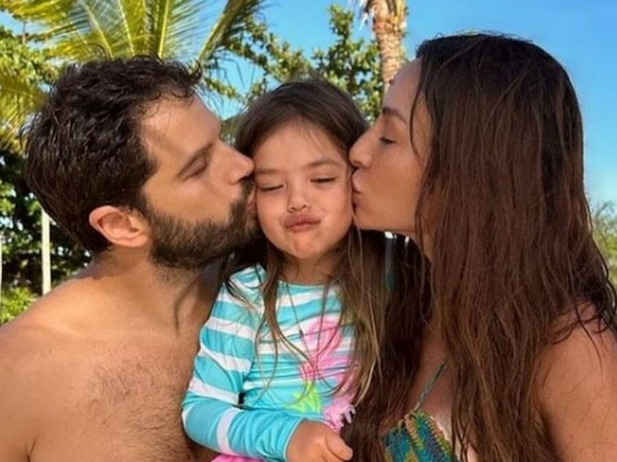 Imagem Duda_e_Sabrina_beijando_a_filha