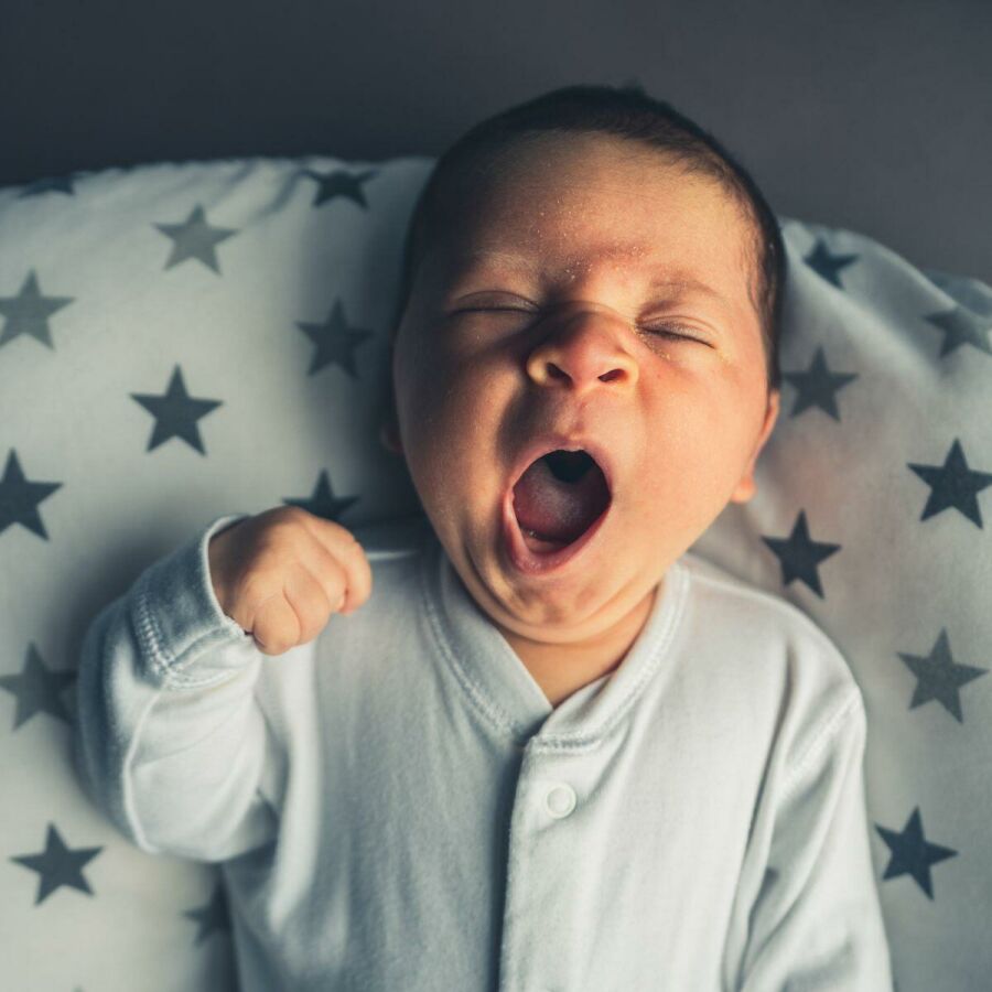 Imagem bebê-boceja-de-sono