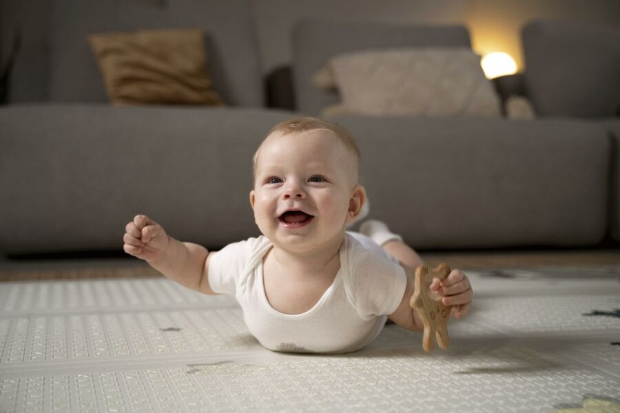 Imagem bebê-no-tummy-time