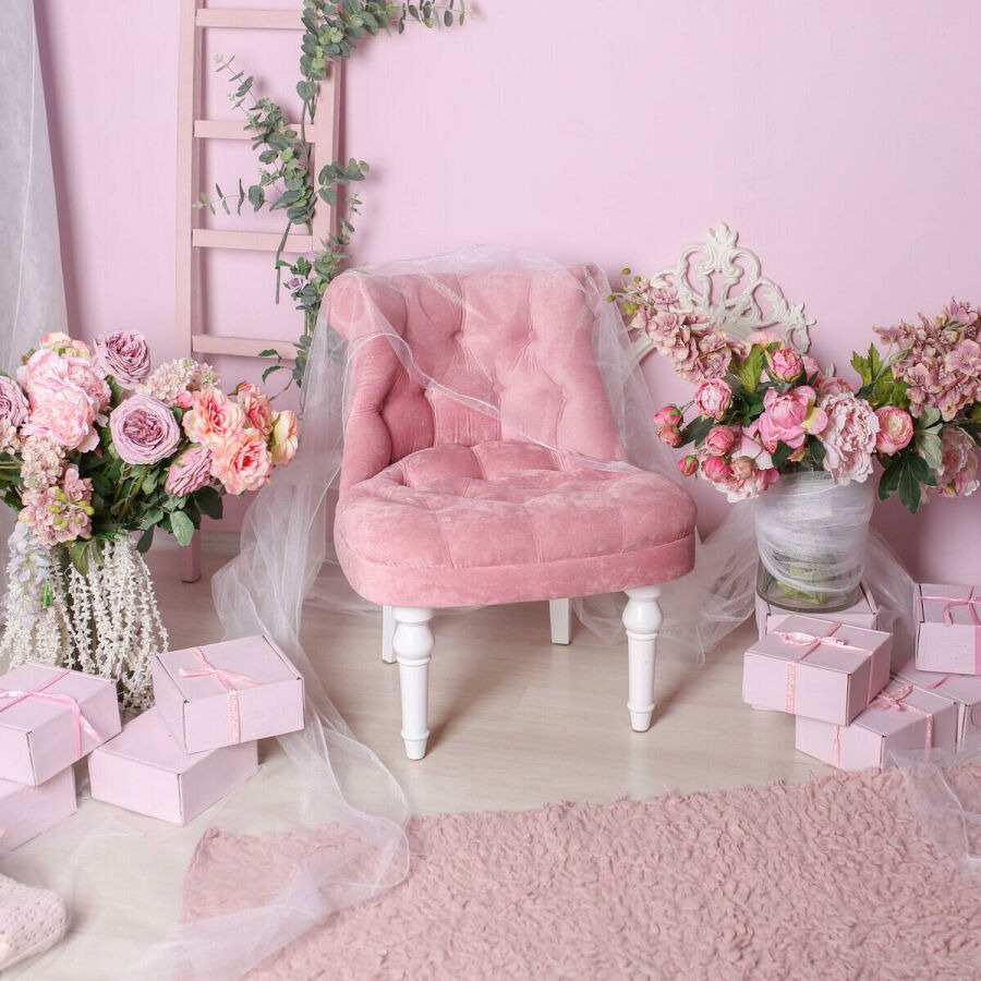 Imagem decoracao-rosa-suave-tapete-caixas-de-presente-e-cadeira