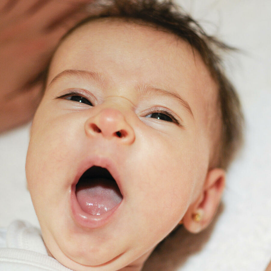 Imagem menina-dois-meses-de-idade-bocejando
