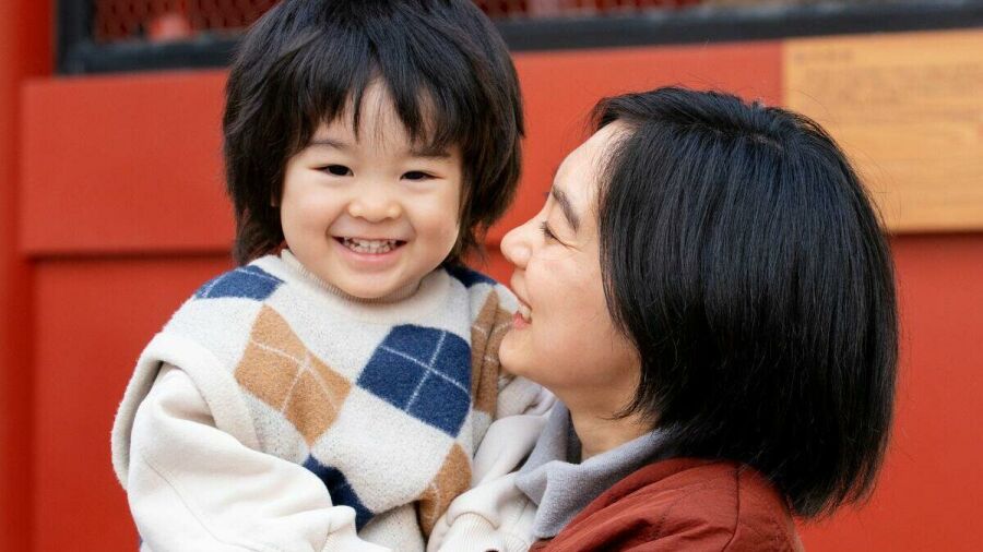 Imagem 16-9-mae-e-filho-sorriem-juntos