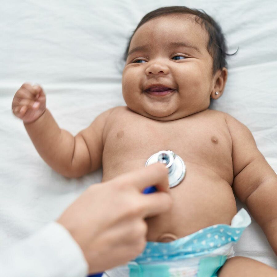 Imagem bebe-e-examinado-apos-apresentar-sensibilidade-a-alguns-alimentos
