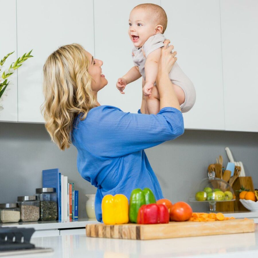 Imagem mae-brinca-com-seu-bebe-enquanto-cozinha