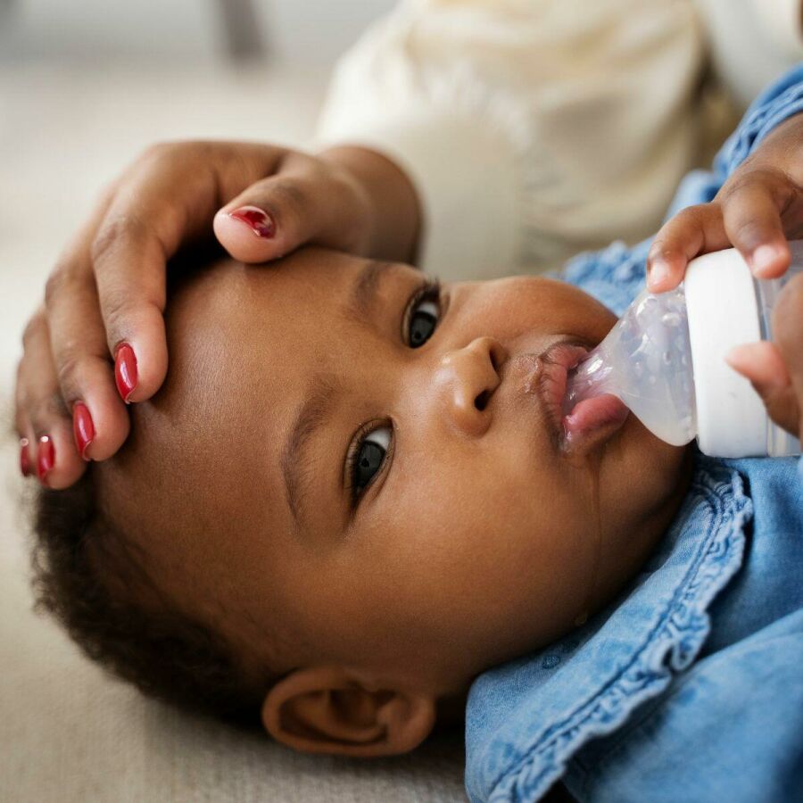 Imagem bebe-realiza-tratamento-de-APLV-com-fórmula-infantil