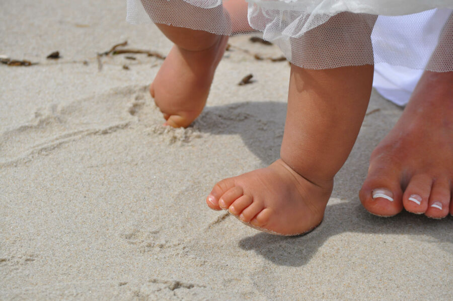 Imagem bebe-caminhando-na-praia