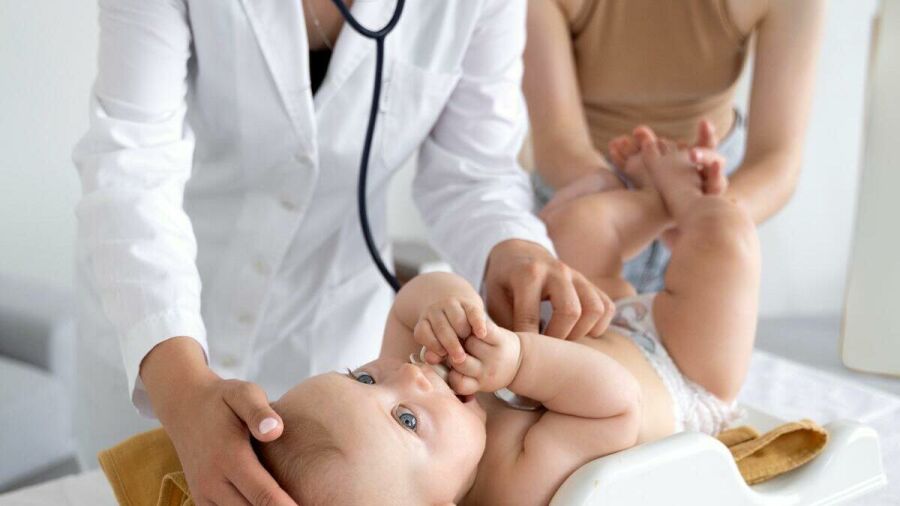 Imagem 16-9-bebe-e-examinado-por-pediatra