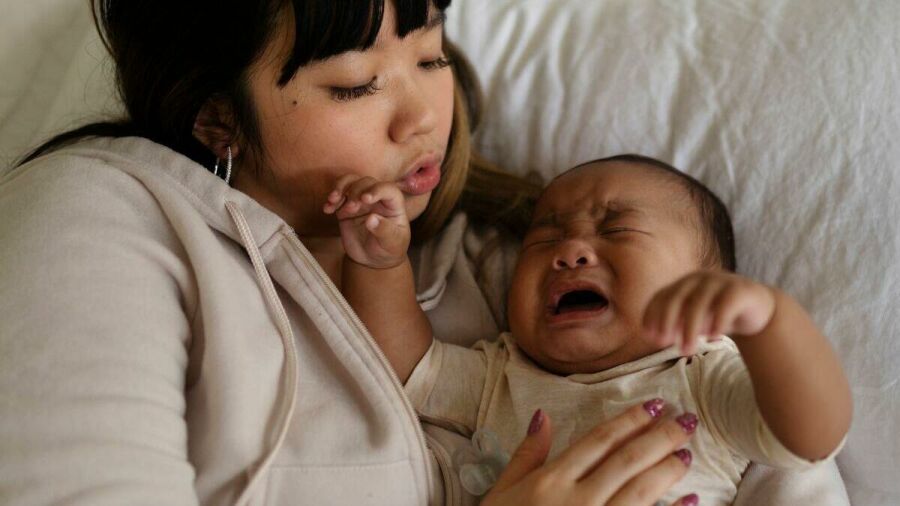 Imagem 16-9-bebe-fofo-chora-e-mae-tenta-acalmar