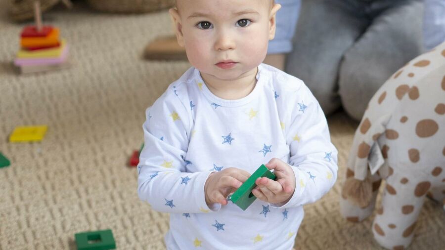 Imagem 16-9-bebe-brincando-no-chao-min