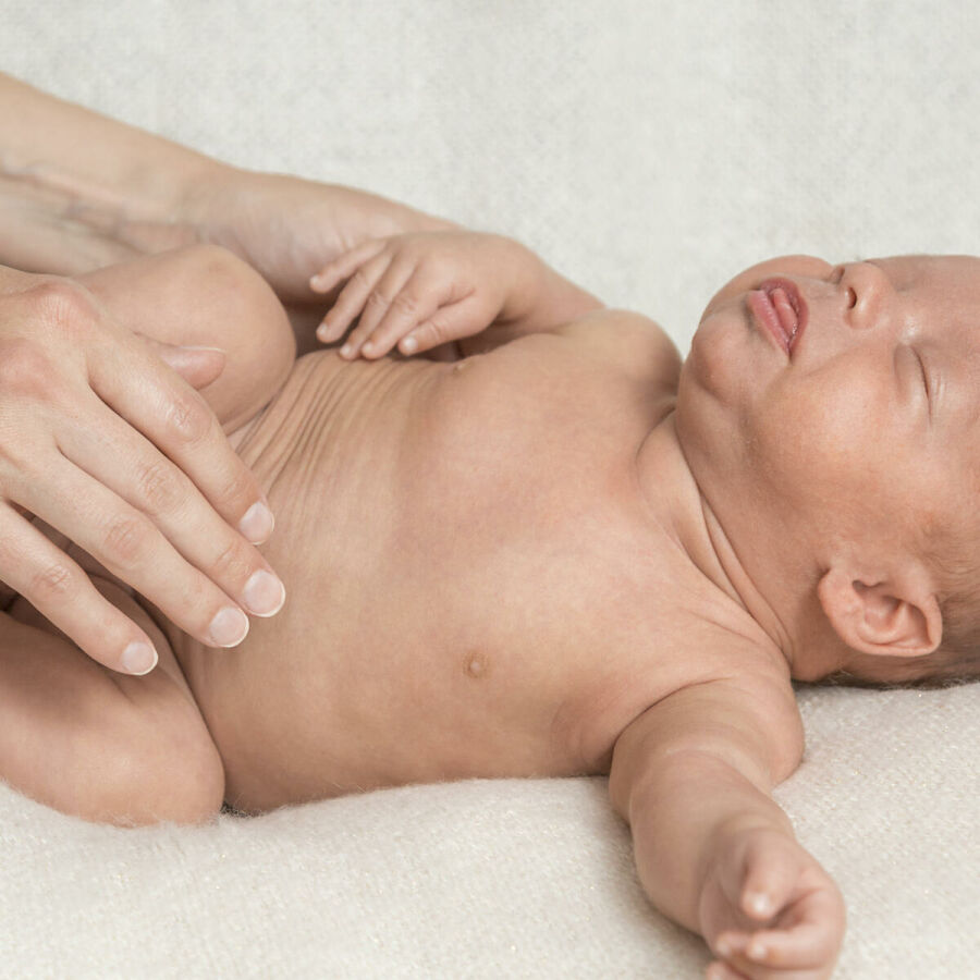 Imagem bebe-recem-nascido-recebendo-massagem-na-barriga