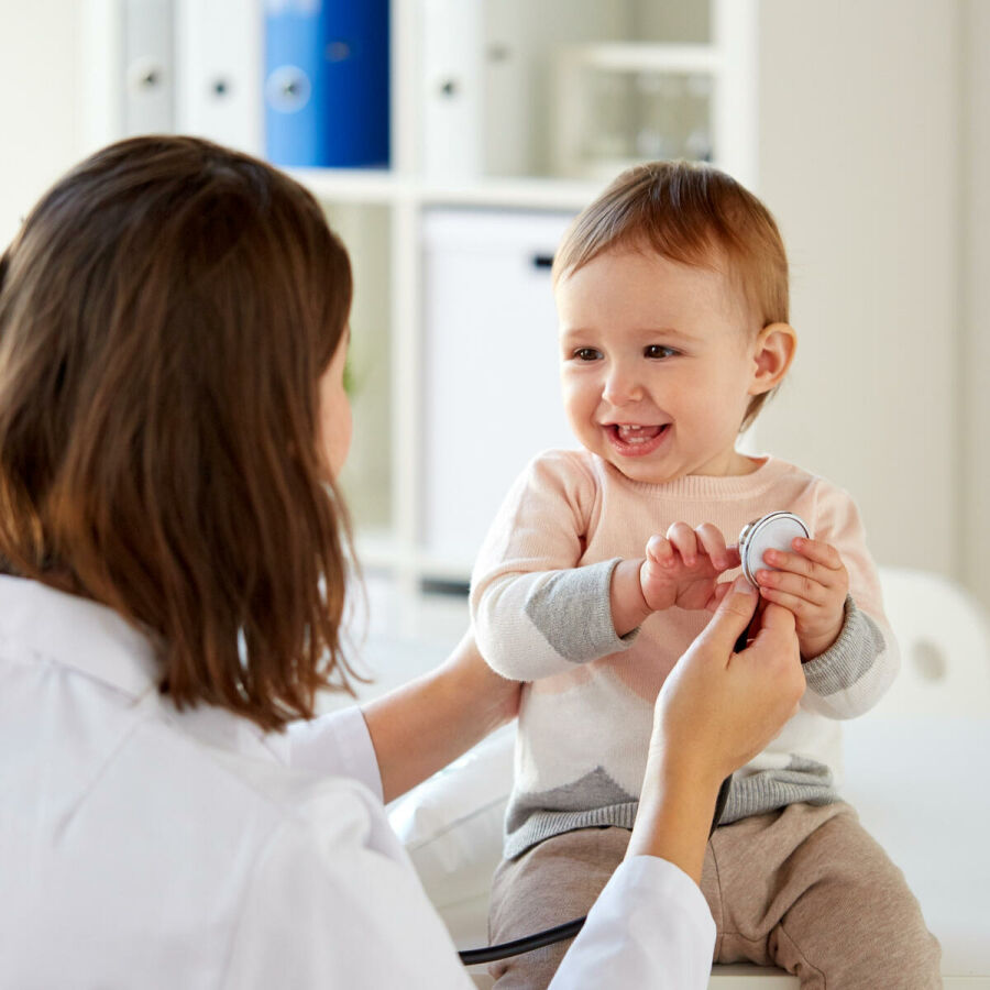 Imagem medicina-cuidados-de-saude-pediatria-e-bebe-brincando-com-estetoscopio-em-exame-medico-na-clinica