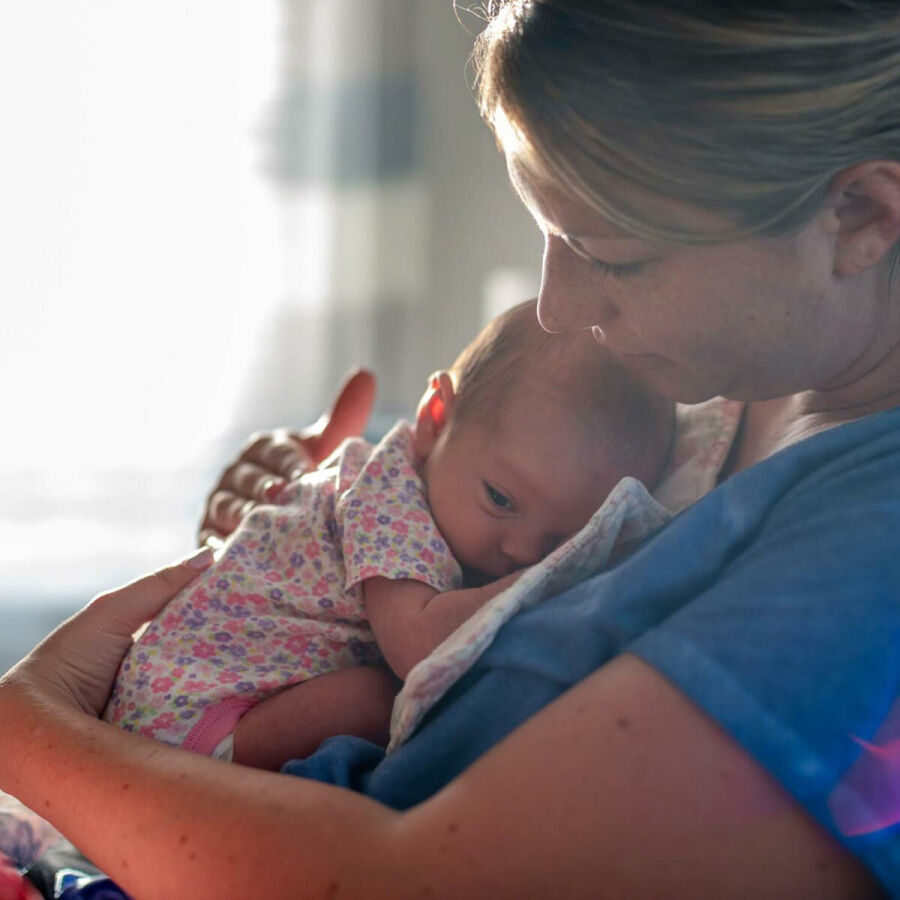 Imagem mae-segurando-seu-bebe-apos-aleitamento