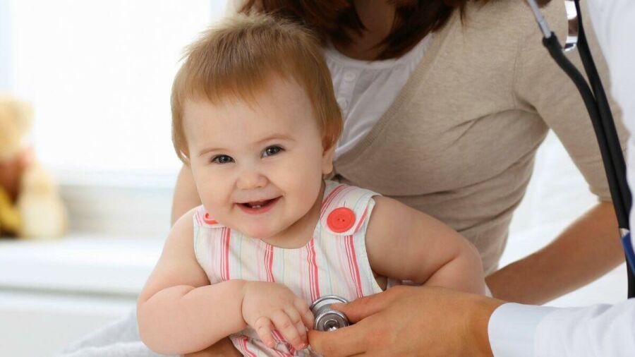 Imagem 16-9-bebe-feliz-sendo-examinado-por-pediatra