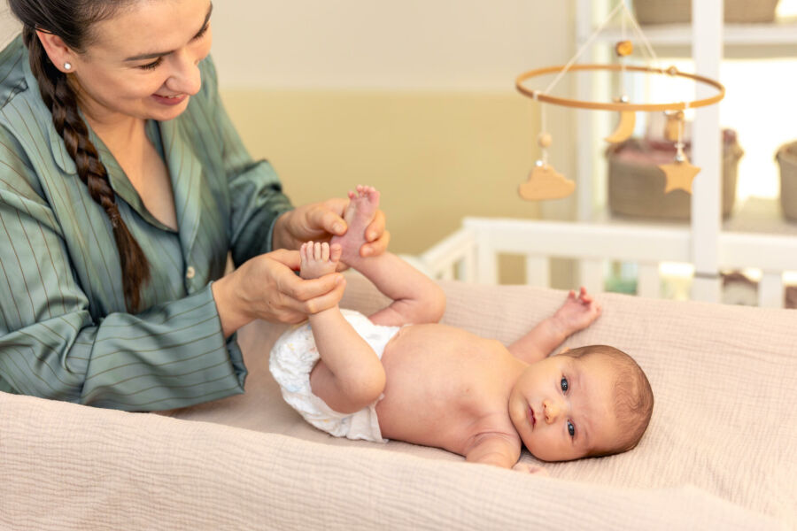 Imagem mae-flexionando-as-pernas-do-bebe