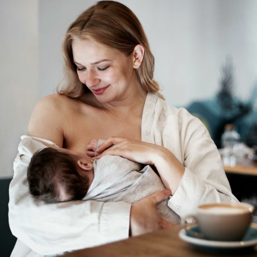 Imagem mae-amamenta-o-seu-bebe-em-momento-de-genuina-conexao