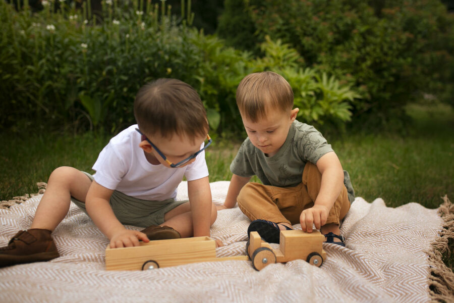 Imagem bebes-brincando-no-jardim
