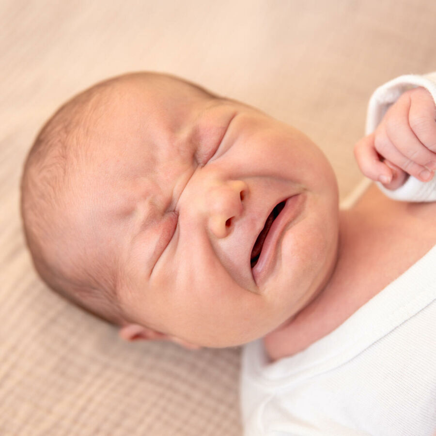 Imagem close-no-bebe-recem-nascido-chorando