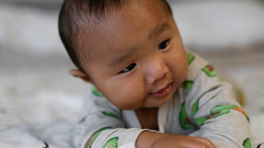 Imagem 16-9-bebe-durante-a-pratica-do-tummy-time