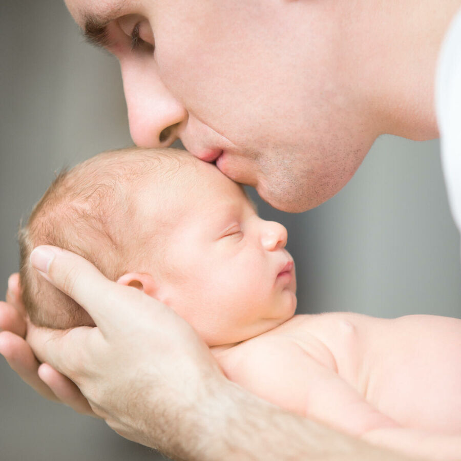 Imagem pai-dando-carinho-no-seu-bebe-recem-nascido