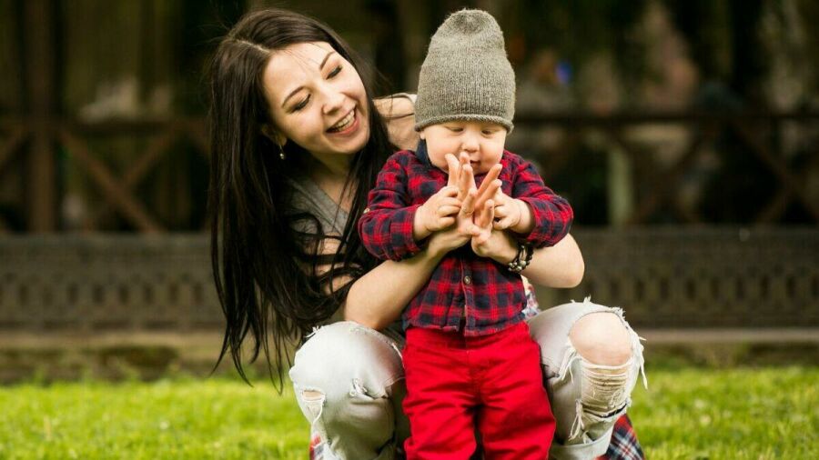 Imagem 16-9-mae-e-bebe-juntos-ao-sol