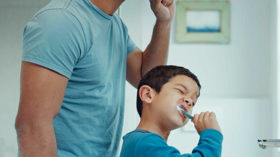 Imagem 16-9-pai-e-filho-escovando-os-dentes-juntos