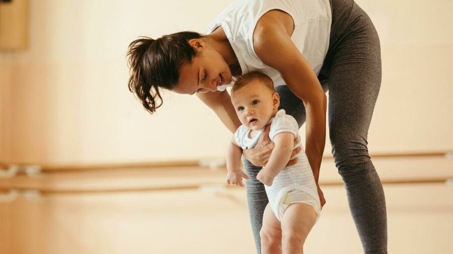 Imagem 16-9-mae-danca-com-seu-bebe
