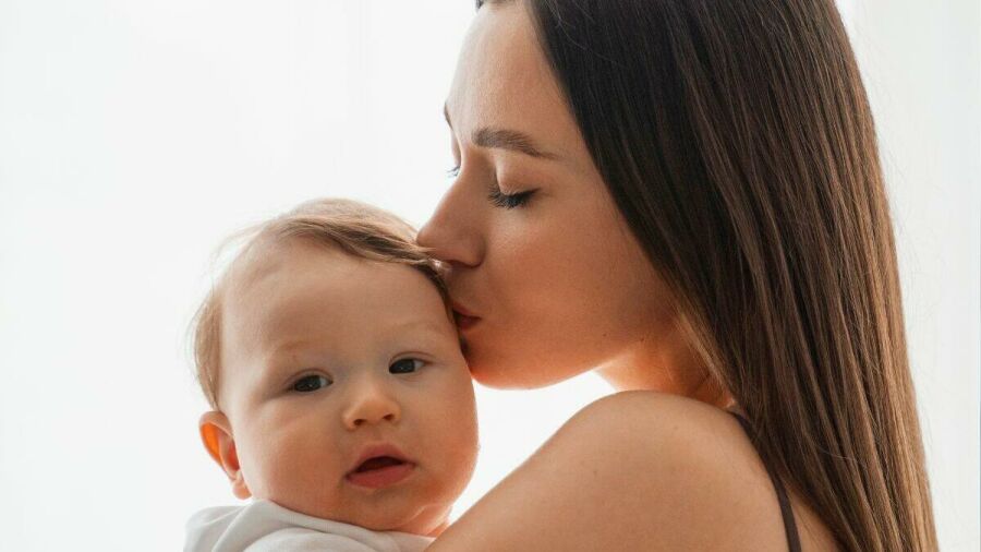 Imagem 16-9-abraco-apertado-de-mae-e-bebe