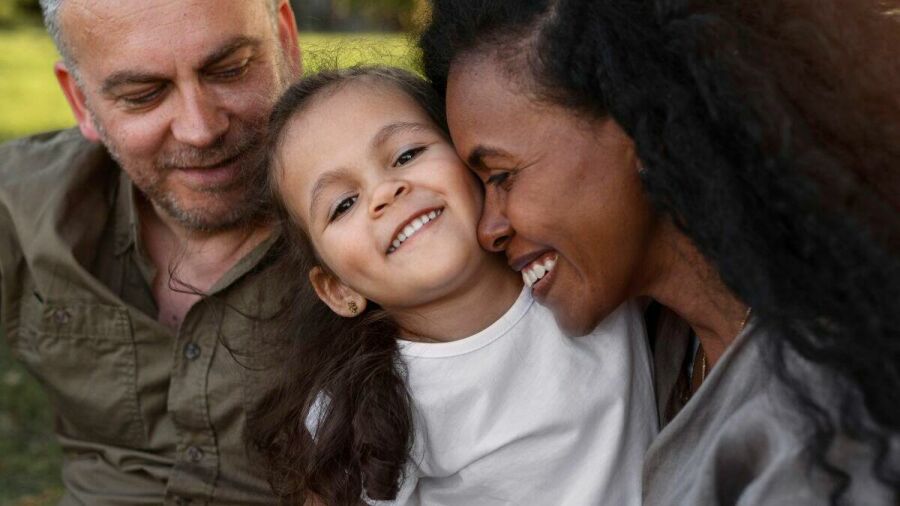 Imagem 16-9-familia-feliz-se-divertem-juntos