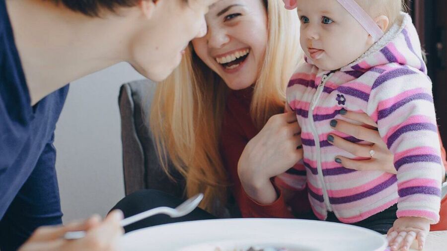 Imagem 16-9-pais-e-bebe-comendo-em-familia