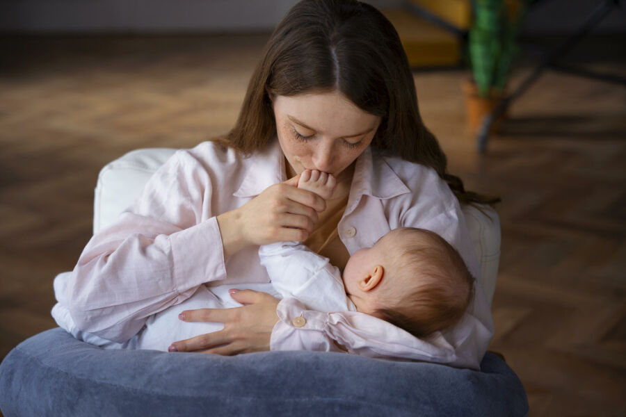 Imagem mae-em-um-momento-de-conexao-com-o-bebe-na-amamentacao