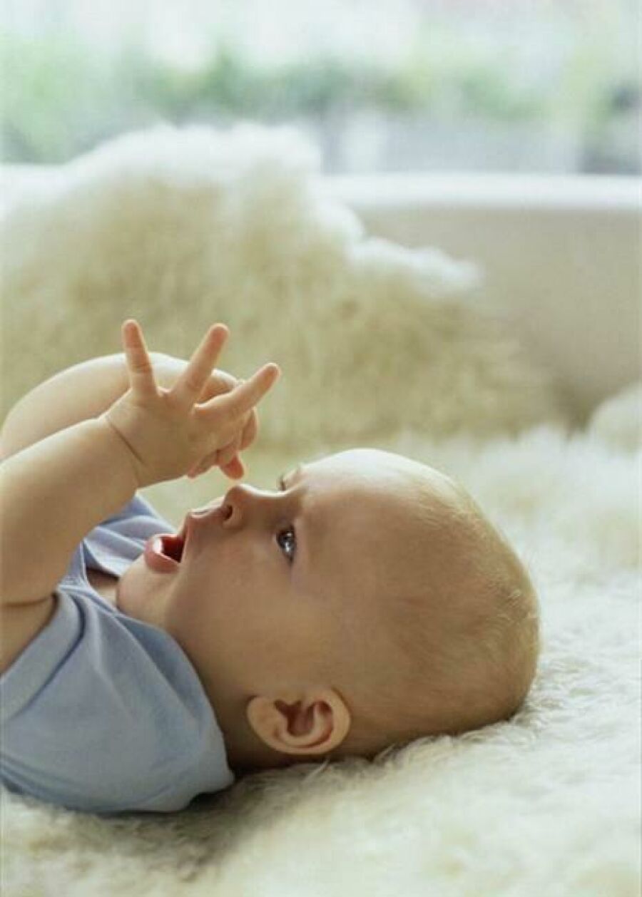 Imagem bebe-olhando-maos