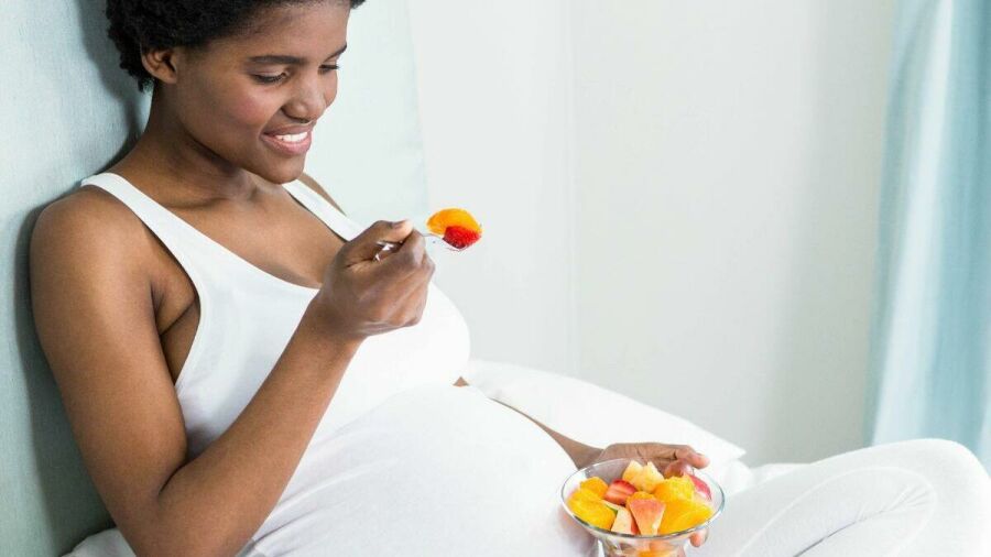 Imagem 16-9-mulher-gravida-come-frutas-para-nutrir-o-seu-corpo