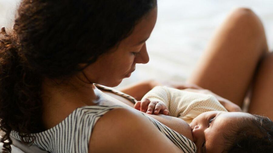 Imagem 16-9-mae-amamenta-seu-bebe