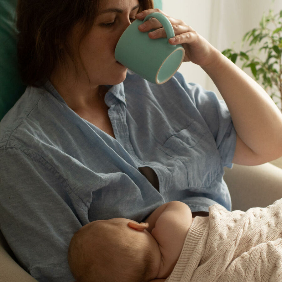 Imagem mae-tomando-cafe-enquanto-amamenta